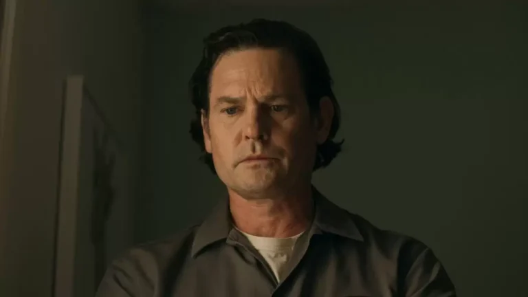 come finisce il film crawlspace