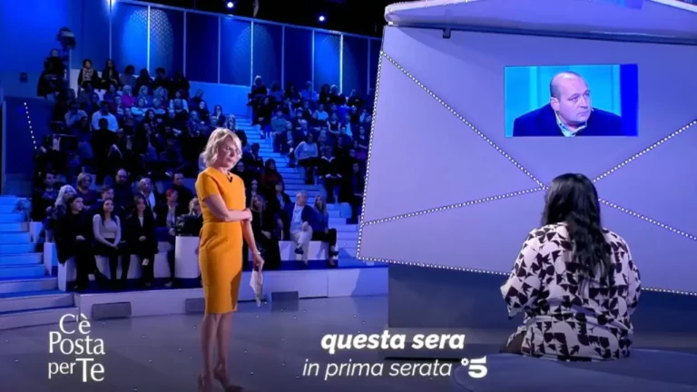 abito arancione maria de filippi