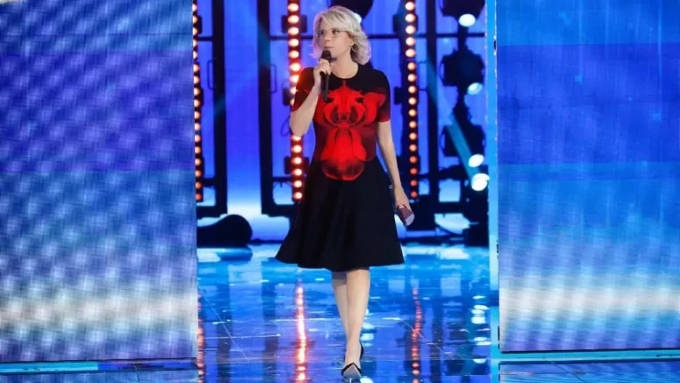 cosa indossa maria de filippi nella semifinale