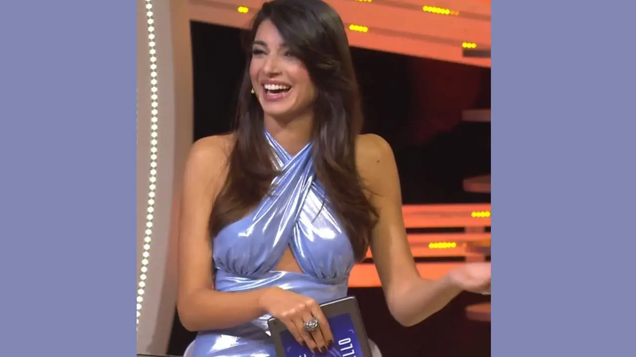 Rebecca Staffelli abito azzurro metallo al GF, 23/09: brand e prezzo