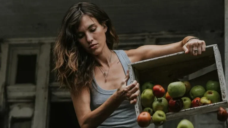 come finisce il film shut it