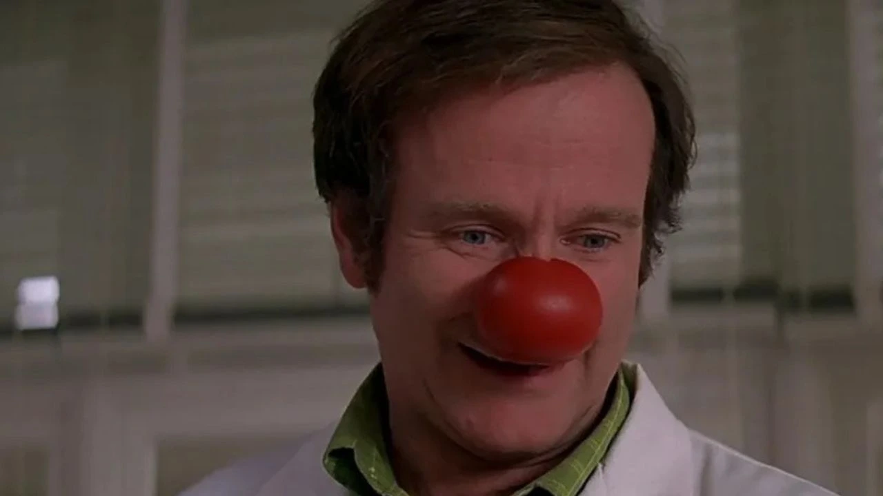 Patch Adams: chi è, storia vera, spiegazione finale del film Patch Adams: chi è, storia vera, spiegazione finale del film
