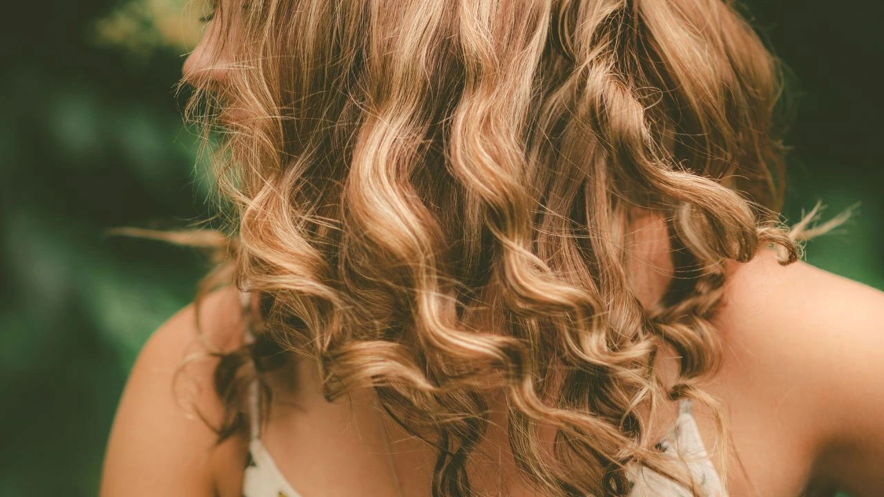 Capelli ricci in ambienti secchi: cinque trucchetti per volume e definizione Capelli ricci in ambienti secchi: cinque trucchetti per volume e definizione