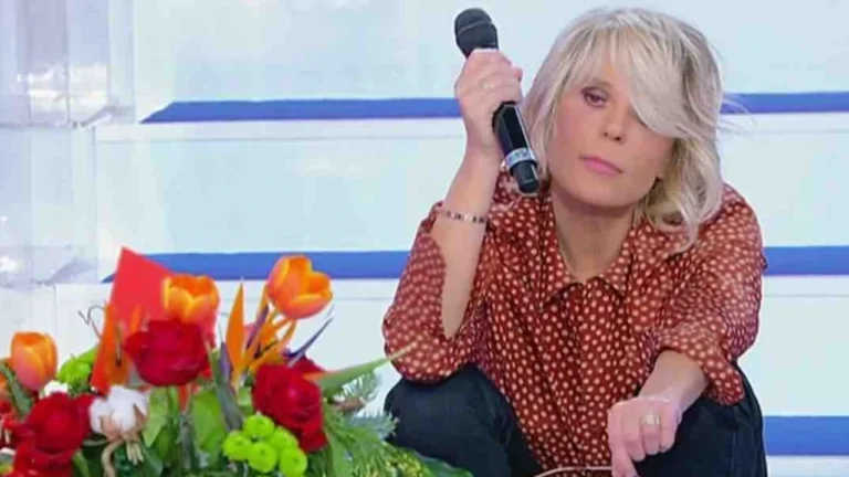Maria De Filippi a Uomini e Donne, camicia marca e prezzo