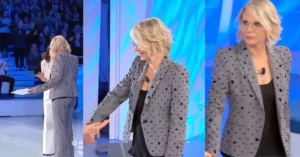 maria-de-filippi-tailleur-grigio-con-pietre