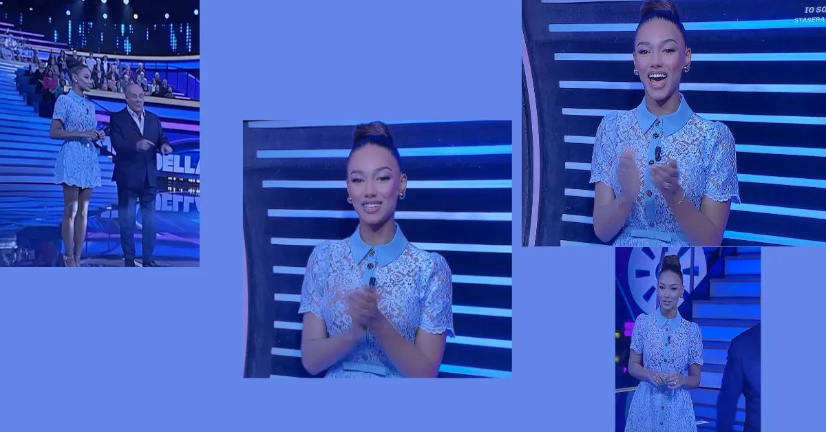 Samira Lui a La ruota della fortuna con abito corto pizzo celeste